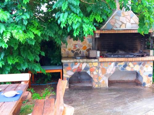 Kemudahan BBQ tersedia untuk tetamu di rumah percutian