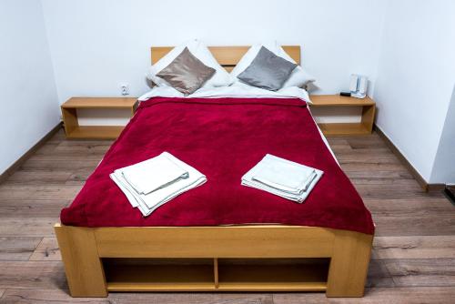 - un lit avec une couverture rouge dans l'établissement D&O Boemia, à Timişoara