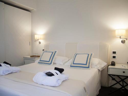 a hotel room with two beds with towels on them at California Park Hotel in Forte dei Marmi
