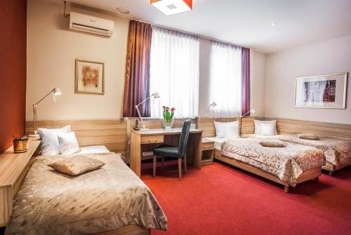 En eller flere senge i et værelse på Hotel Arsenał