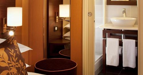 Gallery image of Hotel Saint Honore 85 in Paris
