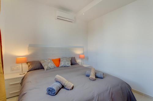 เตียงในห้องที่ La Rive Apartment