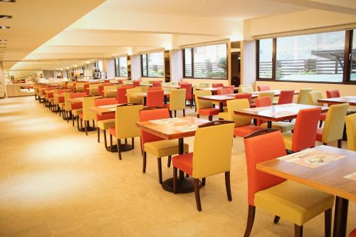 une salle à manger avec des tables et des chaises dans l'établissement Hoya Hot Springs Resort & Spa, à Wenquan