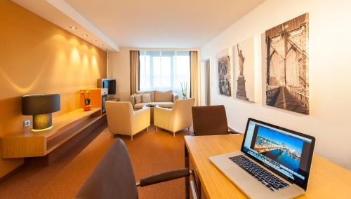 Dorint Main Taunus Zentrum Frankfurt Sulzbachにあるテレビまたはエンターテインメントセンター