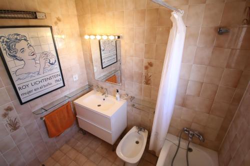 デニアにあるEl Poblet CAのバスルーム(洗面台、トイレ、バスタブ付)