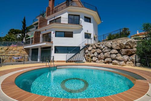 N&A Benalmádena Stunning 2BDR Villa with Sea Views, Spain ...
