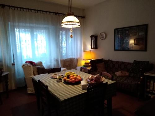 a living room with a table with fruit on it at Sot la Cleva in Socchieve