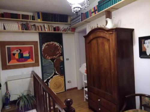 SocchieveにあるSot la Clevaの階段と木製のキャビネット付きの部屋