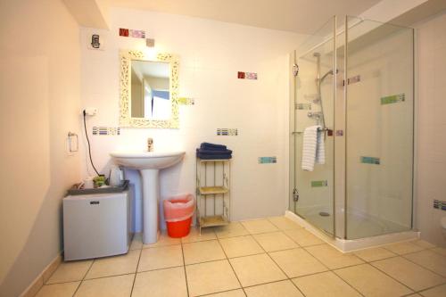 een badkamer met een wastafel en een douche bij Villa Ghiatone in Pietrosella