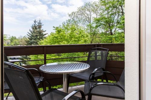 a patio with a table and chairs on a balcony at udanypobyt Apartament Silver Centrum in Zakopane