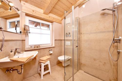 a bathroom with a shower and a sink and a toilet at Ferienwohnung Ostermair Apartment Gudiberg in Garmisch-Partenkirchen