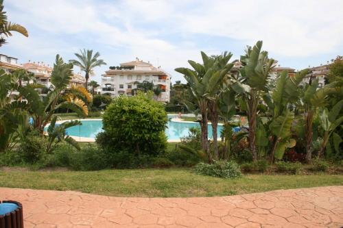 Bazén v ubytování Apartamento 2 dorm. Puerto Banus nebo v jeho okolí