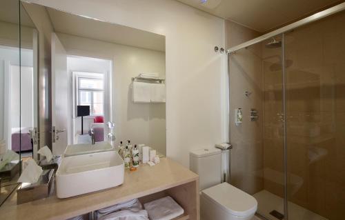 Ett badrum på Grape Harbor Prata Apartments
