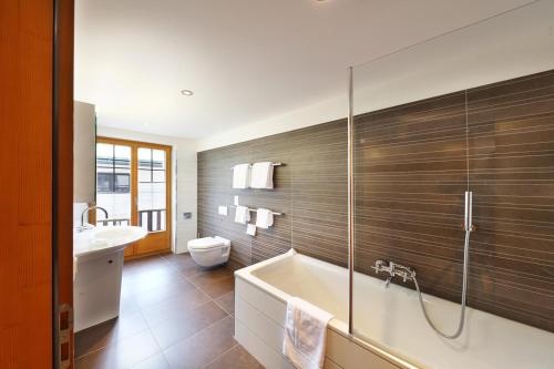 La salle de bains est pourvue d'une baignoire, de toilettes et d'un lavabo. dans l'établissement Hotel Garni Testa Grigia, à Zermatt