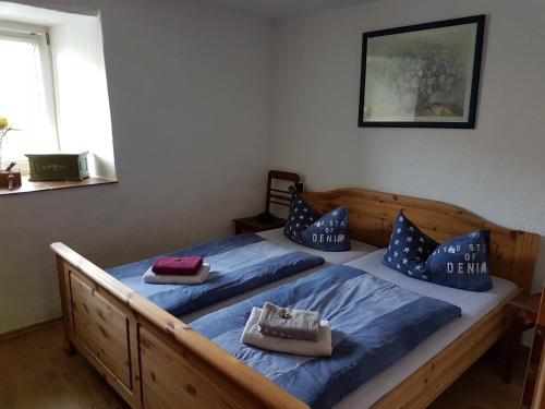 1 dormitorio con 2 camas con sábanas y almohadas azules en Ferienhaus-Grambzow, en Grambzow