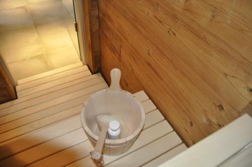 a bucket on the floor of a room at StrandBerg's Designhotel Viktoria in Braunlage