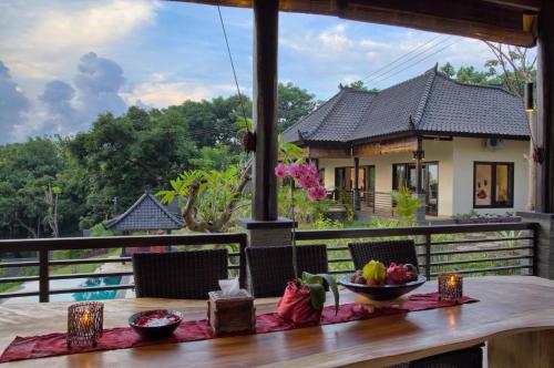 Balcone o terrazza di VILLA CAHAYA Perfectly formed by the natural surrounding and Balinese hospitality