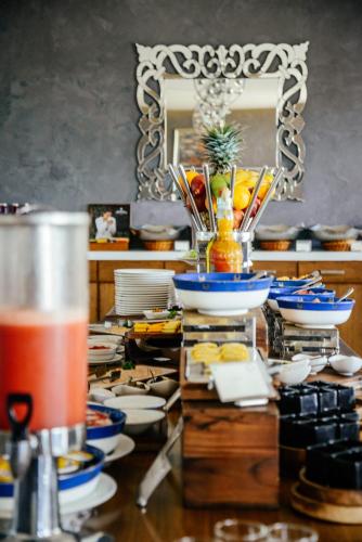 een tafel met borden en kommen en een spiegel bij Acron Waterfront Resort in Baga