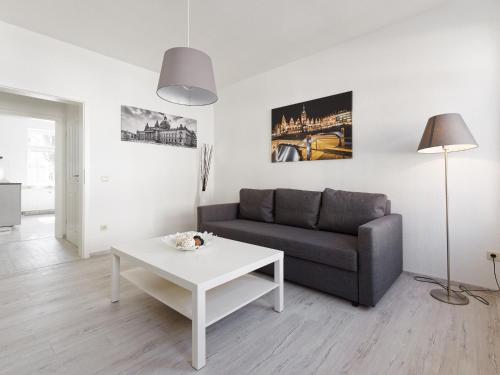 ein Wohnzimmer mit einem Sofa und einem Tisch in der Unterkunft City Park Apartments - #1-8 - Stilvolle Apartments zentrumsnah in Leipzig