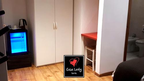 a room with a room with a heart sign on the floor at Casa Lady in Garda