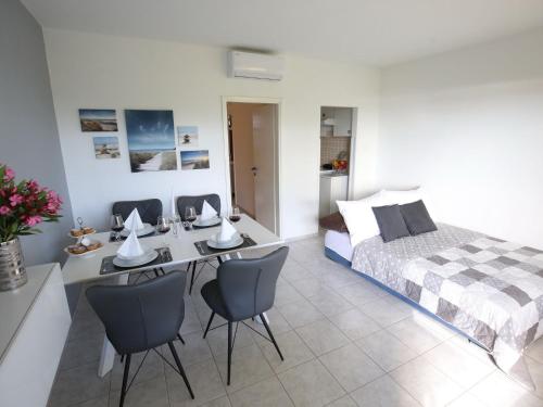 Postel nebo postele na pokoji v ubytování Apartment in Bibinje with Adriatic Views