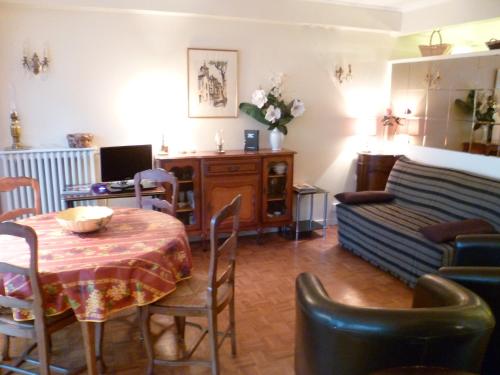 sala de estar con mesa y sofá en Karolina Properties - Appartement Commodore Croisette, en Cannes