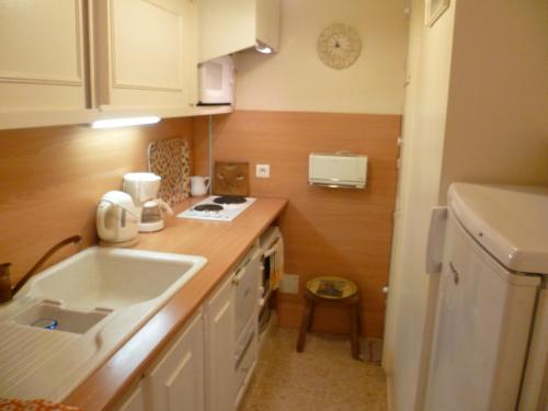 une cuisine avec un évier et un plan de travail dans l'établissement Karolina Properties - Appartement Commodore Croisette, à Cannes