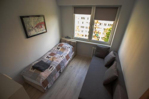 カリシュにあるJDK Apartamenty Podmiejska 38m2 5-osobowyの小さなベッドルーム(ベッド1台、窓付)