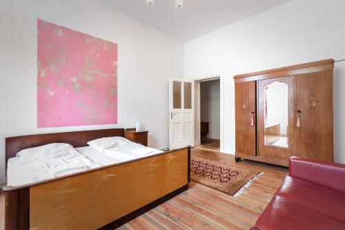 1 dormitorio con cama y sofá en 3 Bedroom Apartment (ACELI) en Berlín