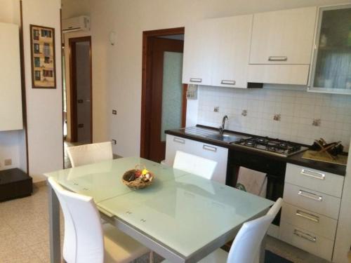 a kitchen with a table with a bowl of fruit on it at VILLA A 200 METRI DAL MARE in Castelvetrano Selinunte