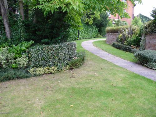 Jardín al aire libre en Mandolay Hotel Guildford