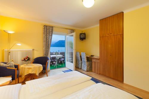 een hotelkamer met 2 bedden en een balkon bij Hotel Garni Wenglhof in Sankt Gilgen