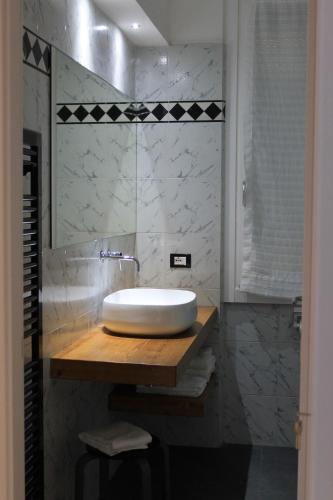 Casa Mirko - B & B con stazione ricarica auto elettriche parcheggio privato auto moto bicicletteにあるバスルーム