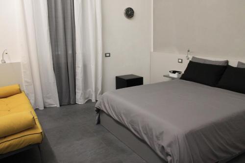 Casa Mirko - B & B con stazione ricarica auto elettriche parcheggio privato auto moto bicicletteにあるベッド