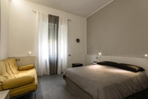 Casa Mirko - B & B con stazione ricarica auto elettriche parcheggio privato auto moto bicicletteにあるベッド