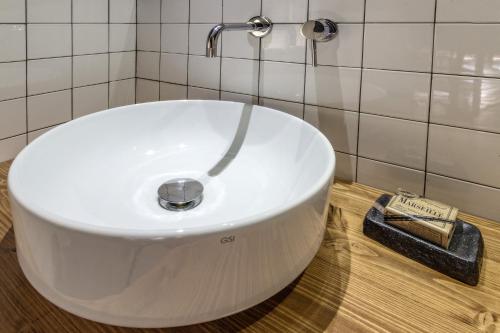 Casa Mirko - B & B con stazione ricarica auto elettriche parcheggio privato auto moto bicicletteにあるバスルーム