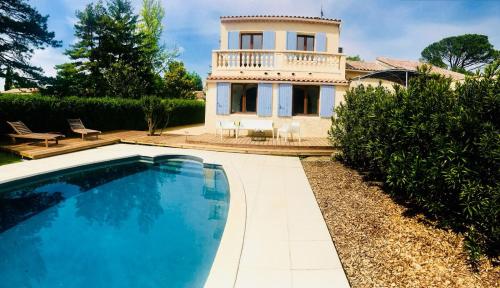 リル・シュル・ラ・ソルギュにあるVilla in Provence with private poolの家の前にスイミングプールがある家