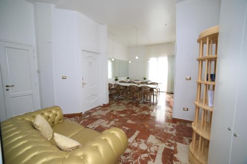 a living room with a couch and a dining room at Quilungomare in Porto Cesareo