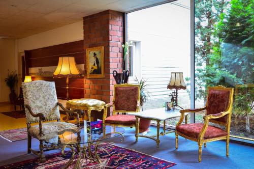 a group of chairs and a table in a room at Hotel Senator in Timişoara
