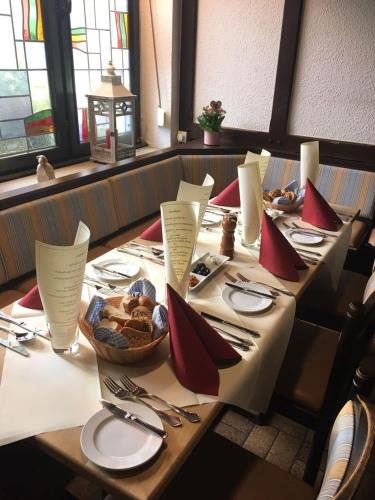 a table with plates and napkins and a basket of food at Hotel Fabritz in Essen
