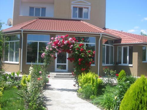 una casa con una corona di fiori sulla porta d'ingresso di Готель Алекс a Luc'k