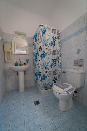 a bathroom with a toilet and a sink at Regina apartments Simotata Sissia in Lourdata