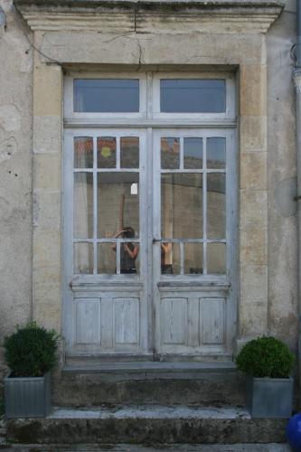 Eine Fassade oder ein Eingang zu Le Voltaire