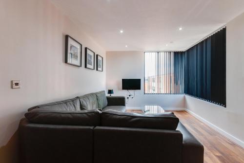 Ruang duduk di The Print Works Apartments