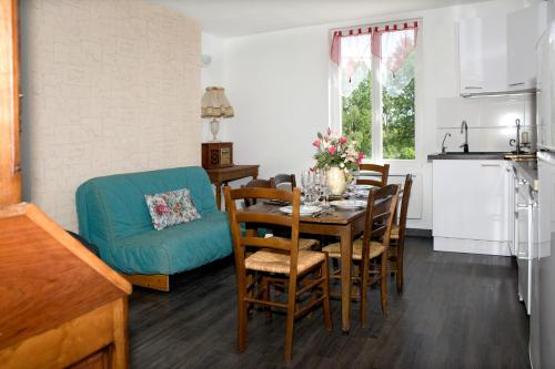 a kitchen and dining room with a table and chairs at gite-civray-de-touraine Maison de Denise in Civray-de-Touraine