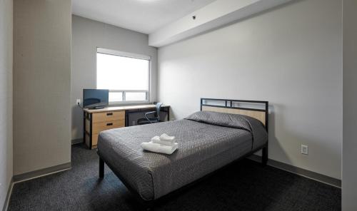 Säng eller sängar i ett rum på Residence & Conference Centre - King City