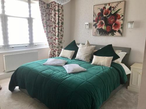 A bed or beds in a room at Danehurst 