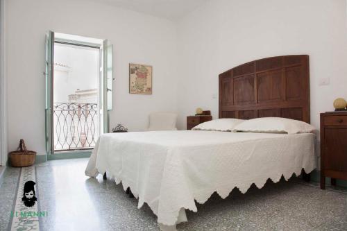 Un pat sau paturi într-o cameră la Locanda Li Manni