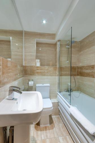 Bilik mandi di The Print Works Apartments