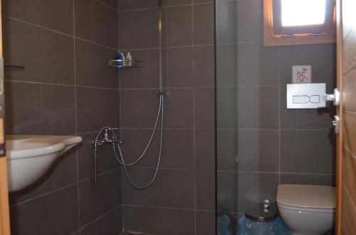 y baño con ducha, aseo y lavamanos. en Son Vapur Butik Otel en Gokceada Town